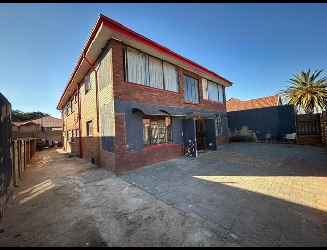 8 BEDROOM HOUSE FOR SALE IN LA ROCHELLE